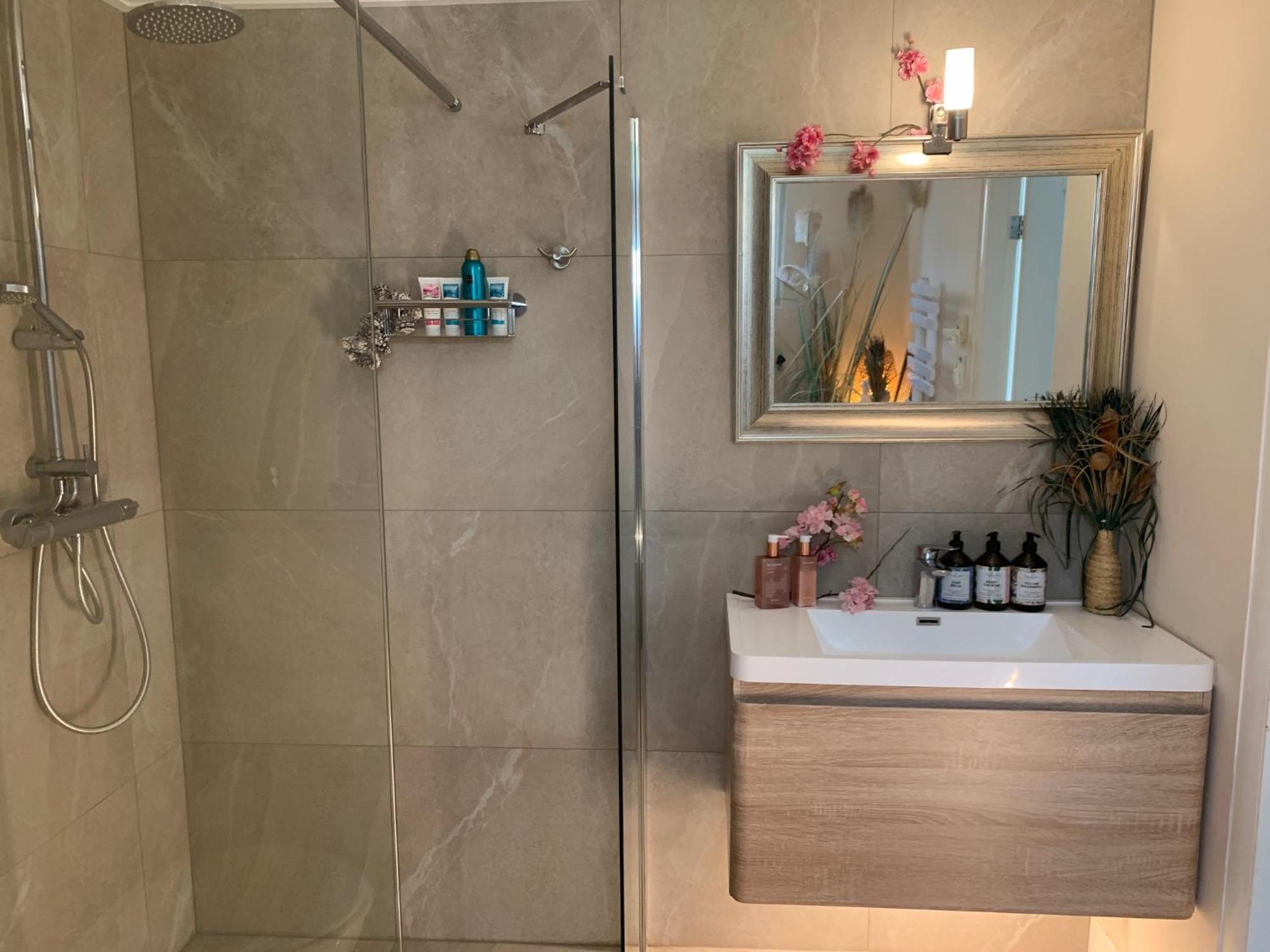 Den Ham Romantisch Wellness Appartement Met Prive Hottub Sauna Gamesroom מראה חיצוני תמונה